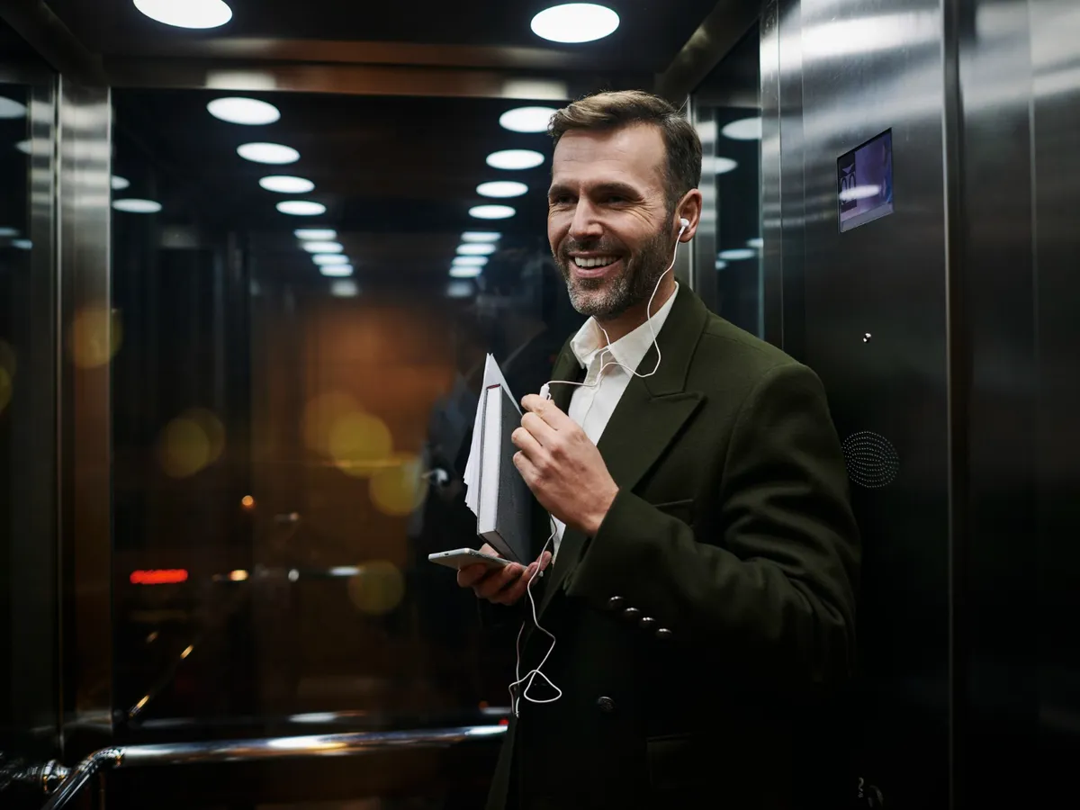 Persoană în lift - Foto: Magnific (Imagine cu rol ilustrativ)