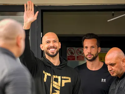 Andrew și Tristan Tate au plecat cu un avion privat în Dubai. Ce se întâmplă cu mașinile confiscate - Foto: Profimedia Images