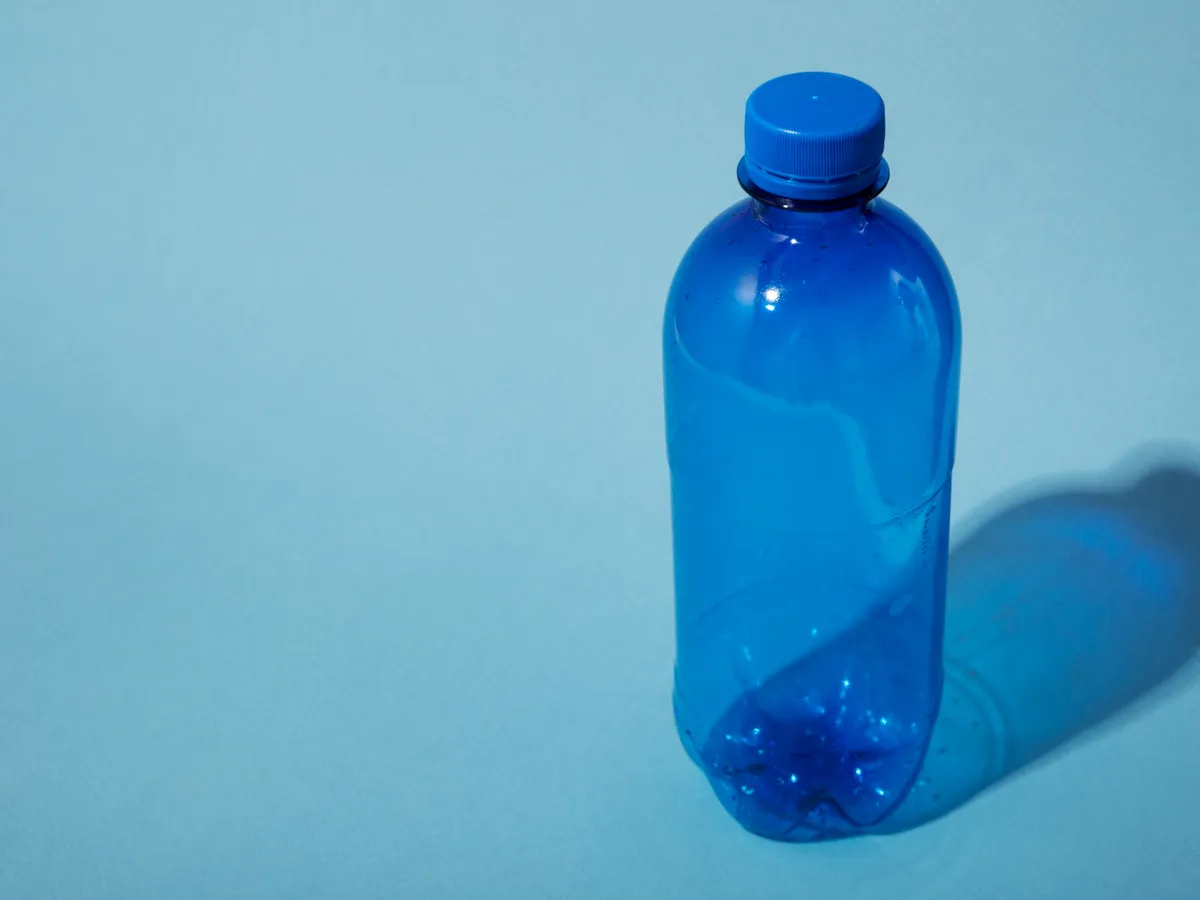 Sticlă din plastic albastră - Foto: Freepik (rol ilustrativ)