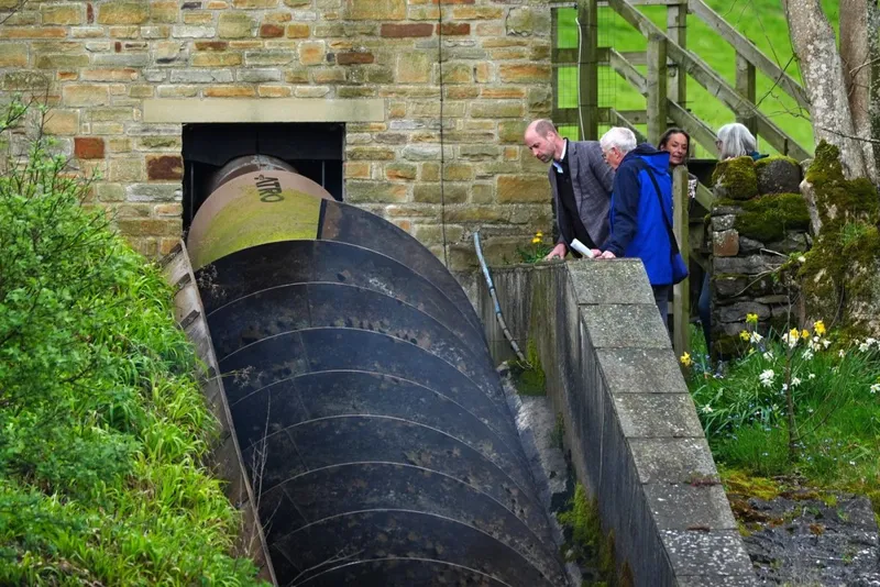 Prinţul William al Marii Britanii vizitează la Bainbridge uzina River Bain Hydro - Foto: Profimedia Images