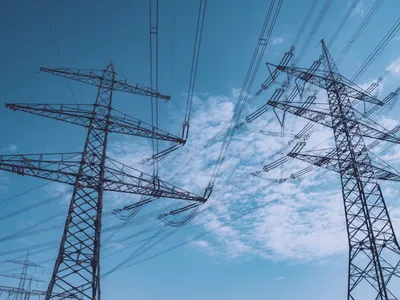 Stâlpi din rețeaua de energie electrică - Foto: Pexels (cu rol ilustrativ)