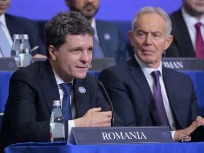 Nicuşor Dan vorbind la Consiliul pentru Pace. În stângă sa este Tony Blair, fostul premier britanic - Foto: Profimedia Images