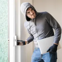 De ce să nu lași cheile în ușă noaptea? Cum pot intra hoții peste tine în casă? - Foto: Freepik (Imagine cu rol ilustrativ)