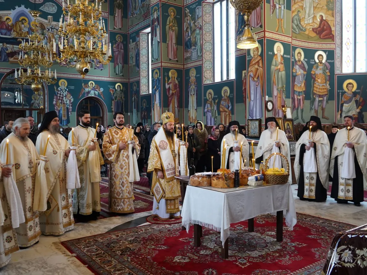 Preoți, măicuțe, enoriași fără mască și distanțare, la parastasul lui IPS Pimen / arhiepiscopiasucevei.ro