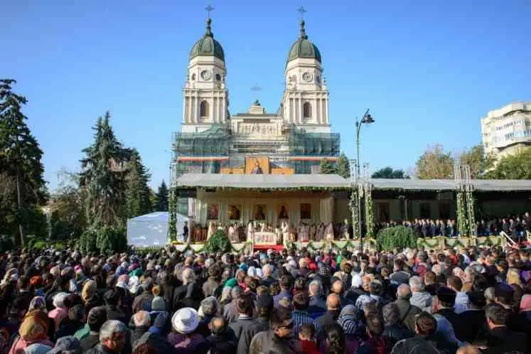 Mii de enoriași s-au îmbulzit la sfințirea unei biserici din Teleorman, ignorând măsurile sanitare/FOTO: Facebook/BOR