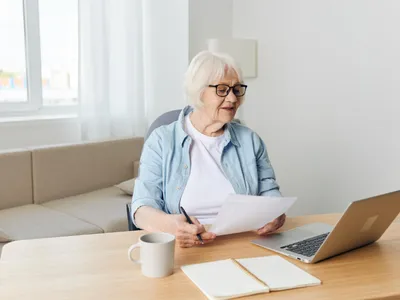 Pensionara care citește Foto: Freepik (rol ilustrativ)