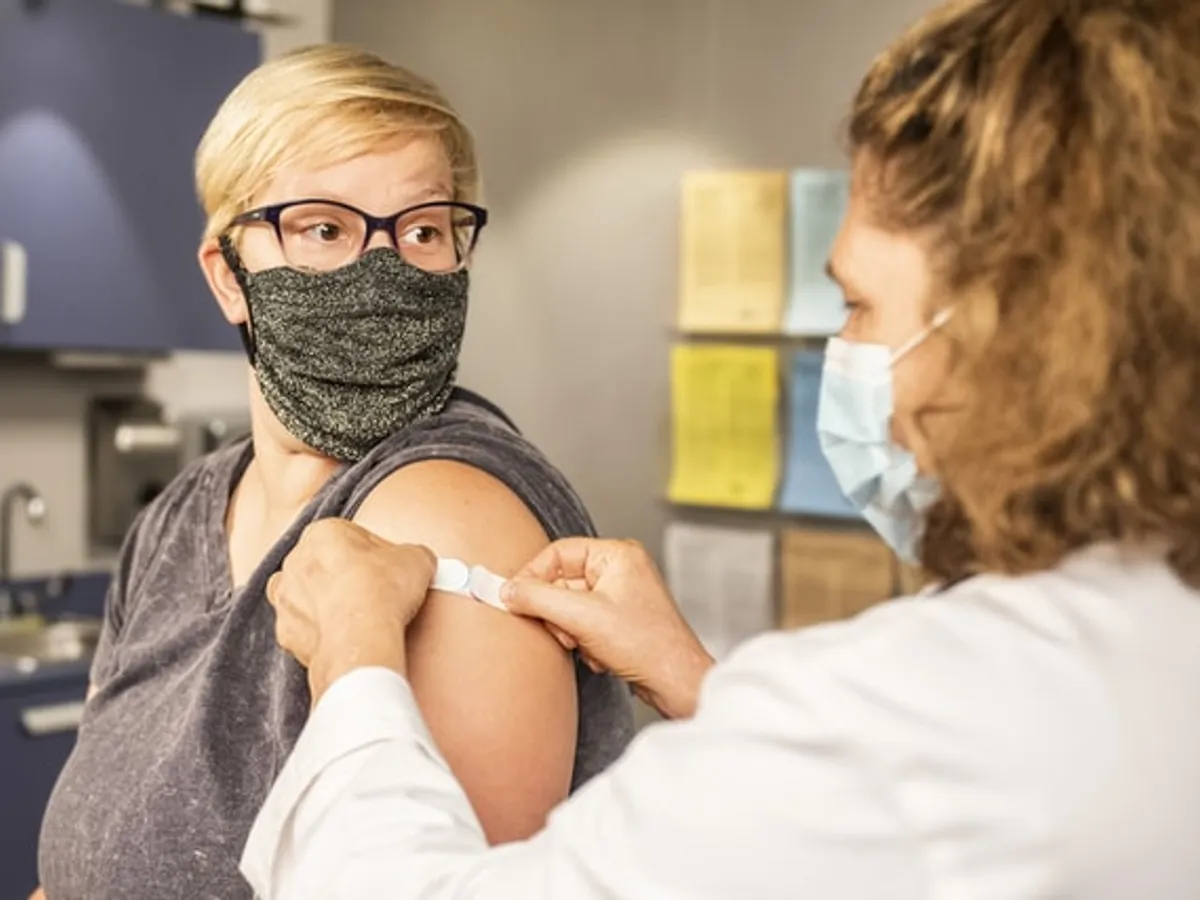 Vaccinarea anti-COVID devine obligatorie pentru unele cadre medicale din Ungaria/FOTO: Unsplash