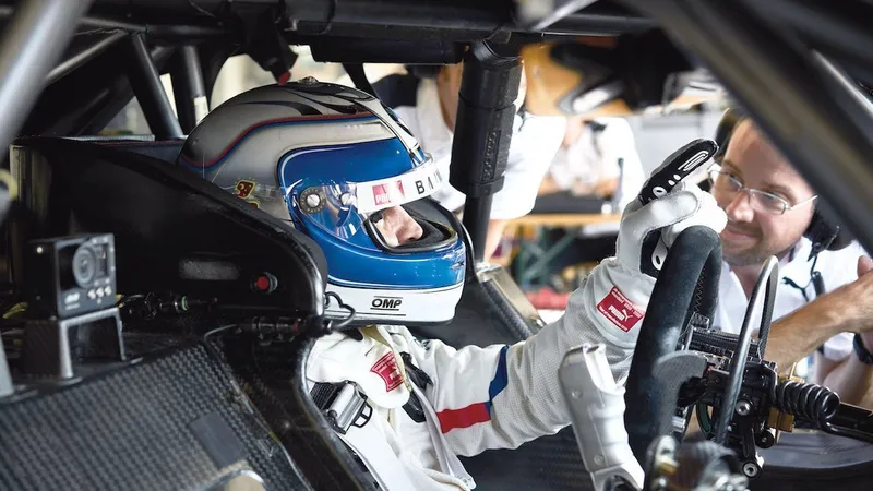 În cursele de DTM, Zanardi pilotează doar  cu mâinile.