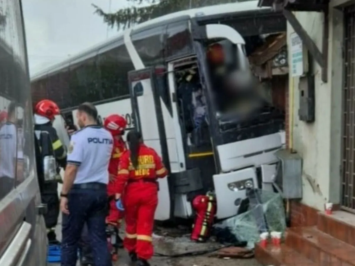 Un autocar cu 24 de pasageri a intrat violent într-un gard, în judeţul Bihor. Șoferul este grav Foto: IPJ Bihor