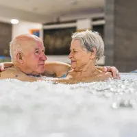 Hotel de 2 stele la preț de 600 euro. Cât li se ia din pensie pentru biletele de trament seniorilor? Foto: Freepik (fotografie cu caracter ilustrativ)