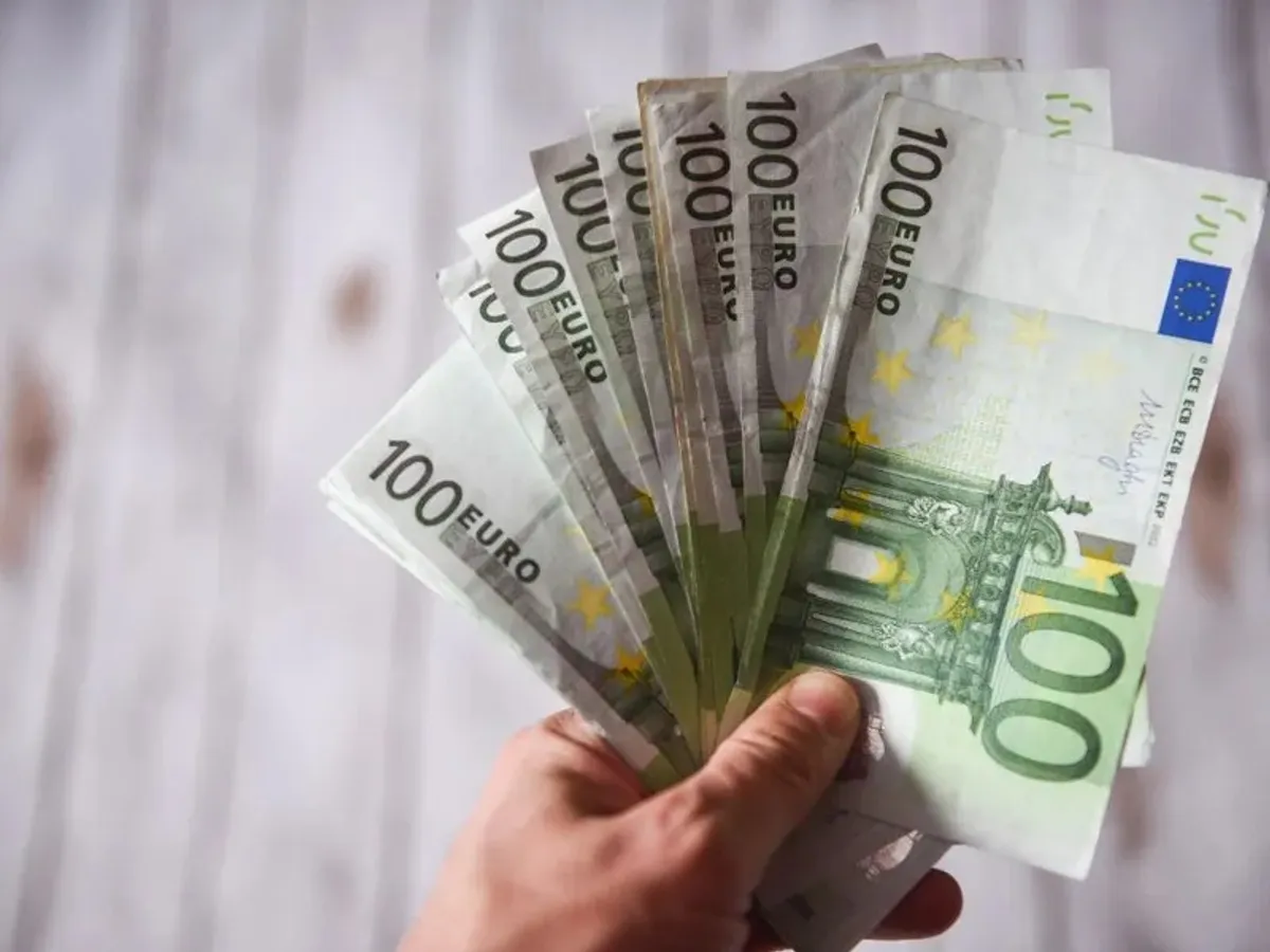 Moțiunea PSD - AUR a doborât leul. Cursul valutar a atins un nou maxim istoric: 5,218 lei/€