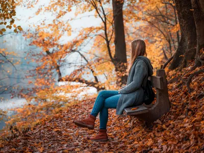 O femeie stă pe o bancă într-o pădure - Foto: Pexels (Imagine cu rol ilustrativ)