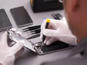 Apple vinde, în premieră, piese de schimb și unelte pentru repararea iPhone-urilor și a Mac-urilor. / Foto: groupon.com