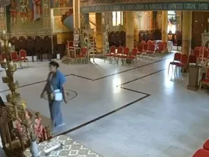 VIDEO Momentul în care o femeie fură bani dintr-o biserică din București. Mai întâi s-a închinat - Foto: Captură camere de supraveghere
