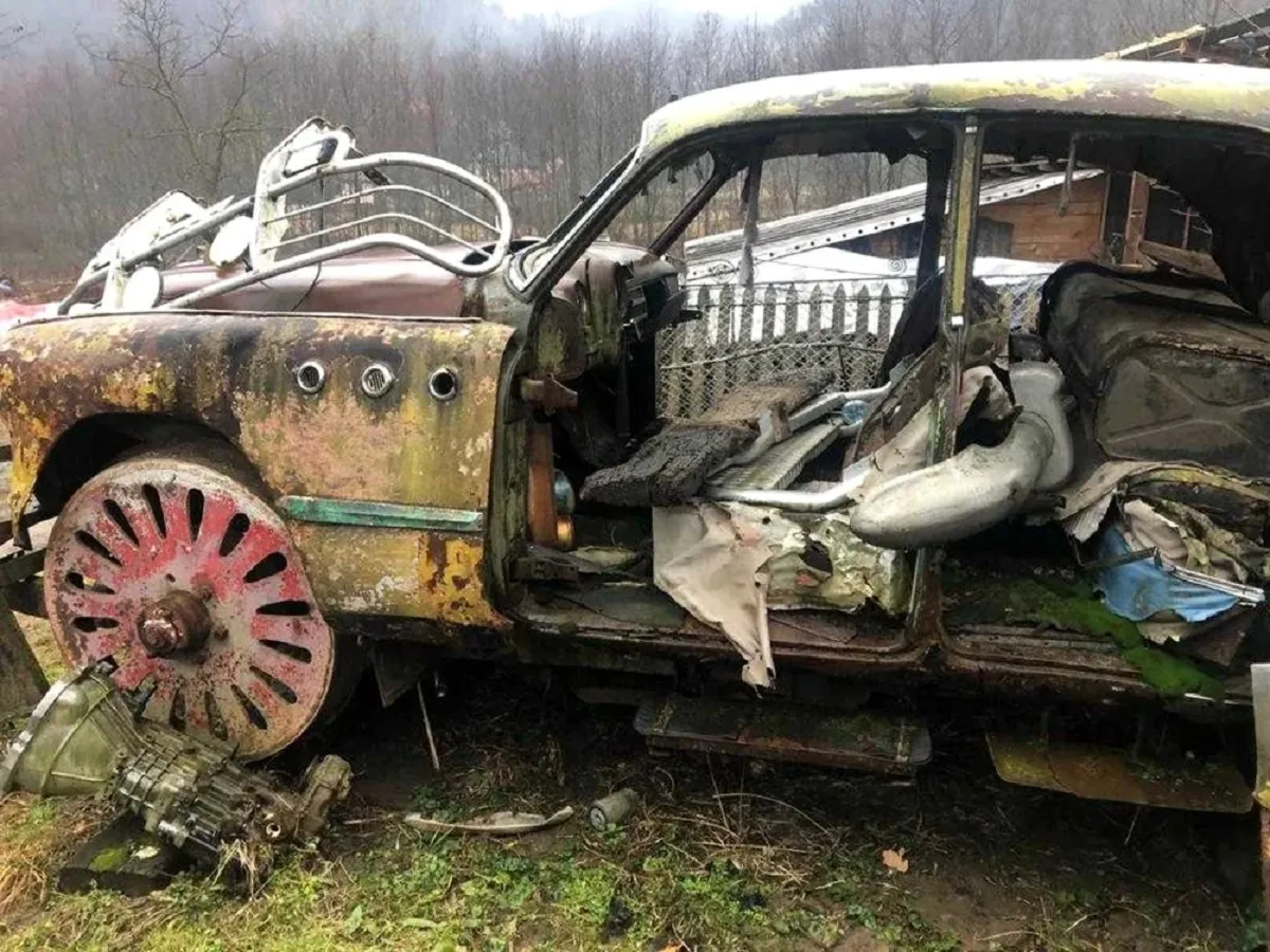 Comunistul Gheorghiu-Dej se plimba cu o limuzină Buick specială în anii `50. Avea roți de tren - Foto: cfir.ro