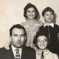 Gheorghe Ursu, la vârsta de 36 de ani, alături de fiul său, Andrei, de fiica sa, Olga, și de o nepoată, Monica.