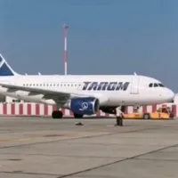 Incredibil! O pasageră fuge după avion pe pista de la Otopeni cu un copil în brațe. - Foto: captură video