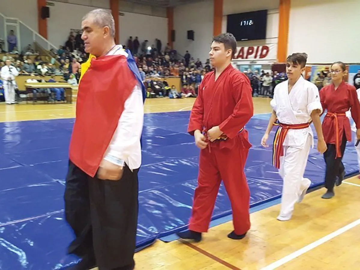 Sensei Marius Ioniță împreună cu copiii antrenați de el la Festivalul de Aikido „Centenarul Unirii”