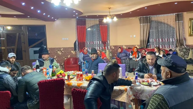 Petrecere acasă la bulibașa Flagăra (cu pălărie, primul din stânga), pe 24 noiembrie. Nicio regulă respectată Foto: Facebook