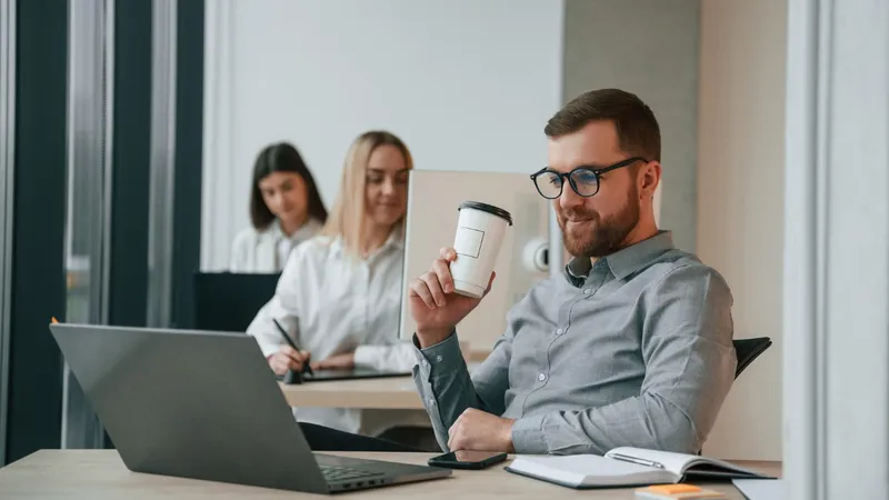 Câte sute de lei în plus la salariu dacă muncești în weekend și după program? Câte zile libere ai? - Foto: Freepik