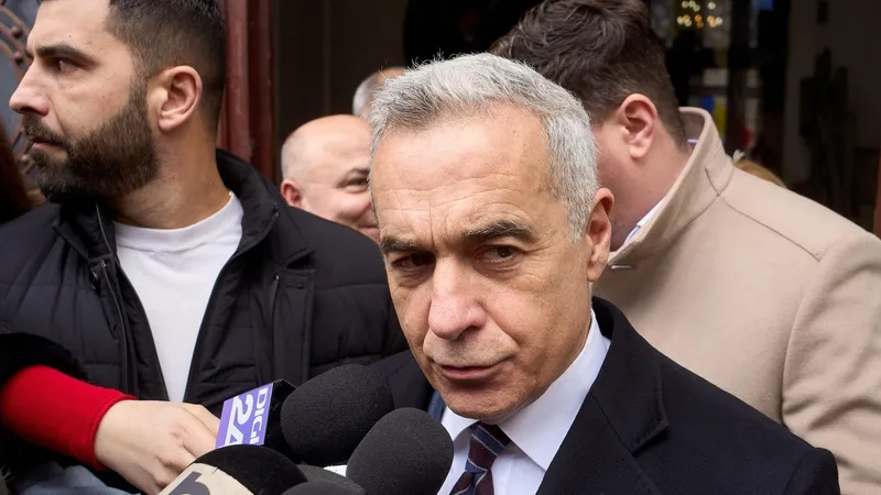 Extremistul Georgescu își depune canditura. George Simion a venit înaintea lui să numere semnăturile - Foto: Profimedia Images