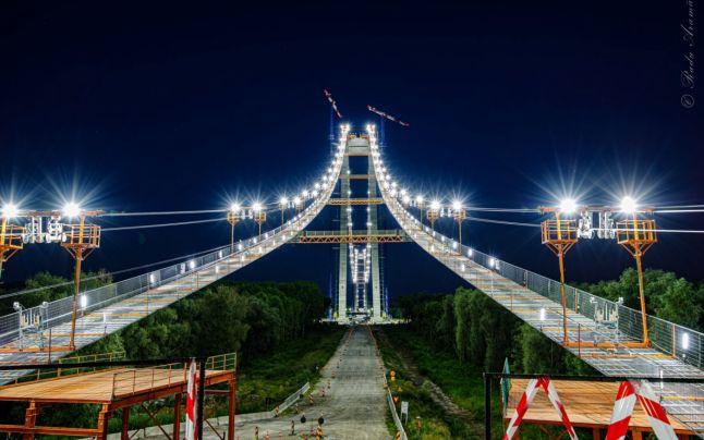 crawl aluminum protection VIDEO Filmare nocturnă cu podul de 500 milioane € de la Brăila la care se  lucrează non-stop | Newsweek Romania