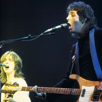 Paul McCartney, una dintre vedete, pe scenă, în 1979, cu The Wings - Foto: Wikimedia/Jim Summaria/CC BY-SA 3.0