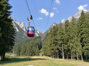 Pentru a urca cu telecabina la Babele, o familie cu 2 copii plătește 560 lei. La Bansko, 325 lei - Foto: Telecabina Busteni - Babele