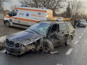 Un BMW a intrat într-un VW, a ricoșat într-un TIR și în încă două mașini. / Foto: infotraficromania.ro