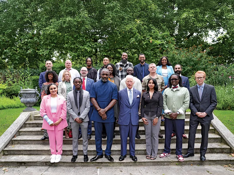 ÎMPREUNĂ  Actorul Idris Elba - un fost beneficiar al King’s Trust - și Regele Charles al III-lea (în față, în centru), la un eveniment King’s Trust dedicat oportunităților pentru tineri, organizat în iulie 2024, la Palatul St James, Londra