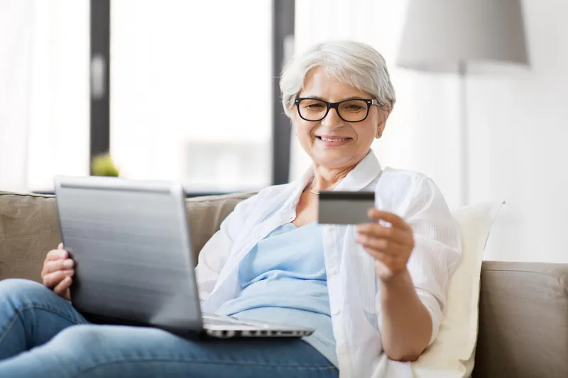 Pensionar cu cardul de pensii &icirc;n m&acirc;nă - Foto: Freepik