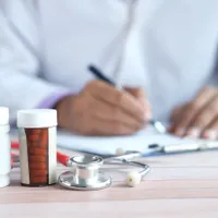 Medic care prescrie o rețetă - Foto: Pexels (Imagine cu rol ilustrativ)