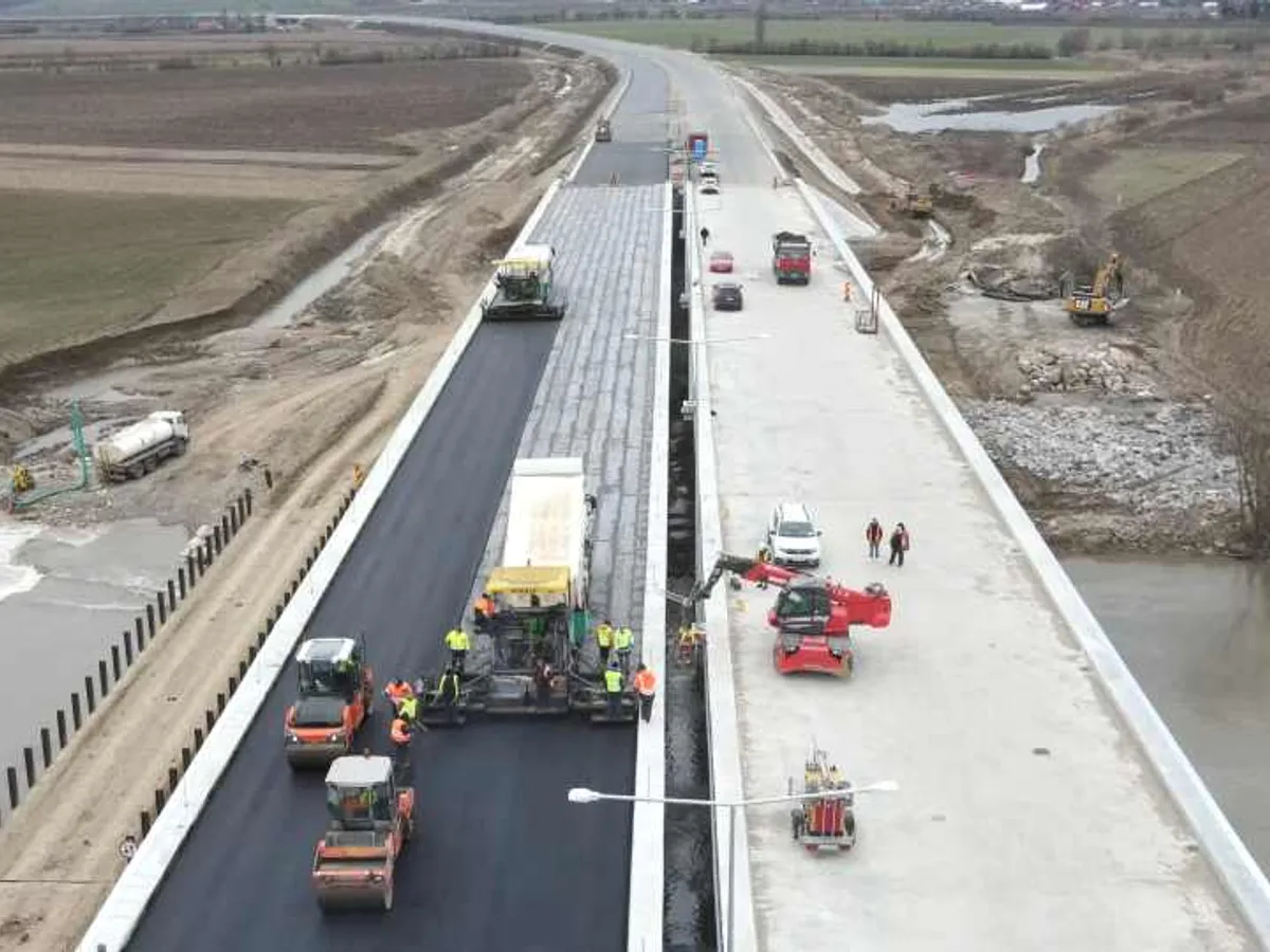 Pe Autostrada Sebeș – Turda abia se asfaltează podul peste Mureș / aiudinfo.ro