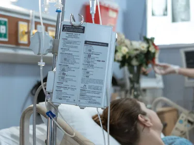 Imagine cu o pacientă stând într-un pat de spital - Foto: Pexels/RDNE Stock project