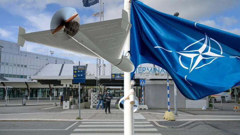 Aeroport NATO, închis după ce a fost survolat de 4 drone. Războiul psihologic dus de Putin în Europa - Foto: Profimedia images