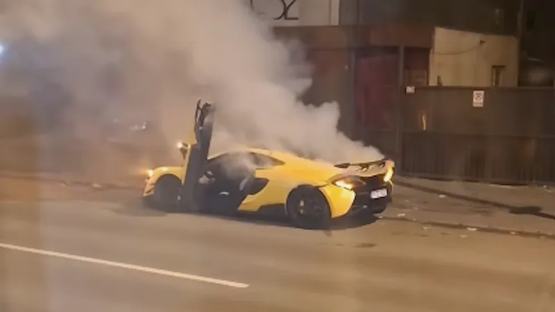 Un bolid McLaren de 570 cai și peste 200.000 €, mistuit de flăcări pe un bulevard din București - Foto: Facebook/Info Trafic București și Ilfov