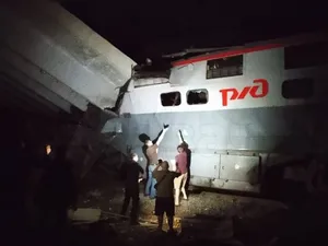 Un pod a „explodat” și a căzut pe un tren în Rusia, la granița cu Ucraina. Cel puțin 7 morți - Foto: News.ro