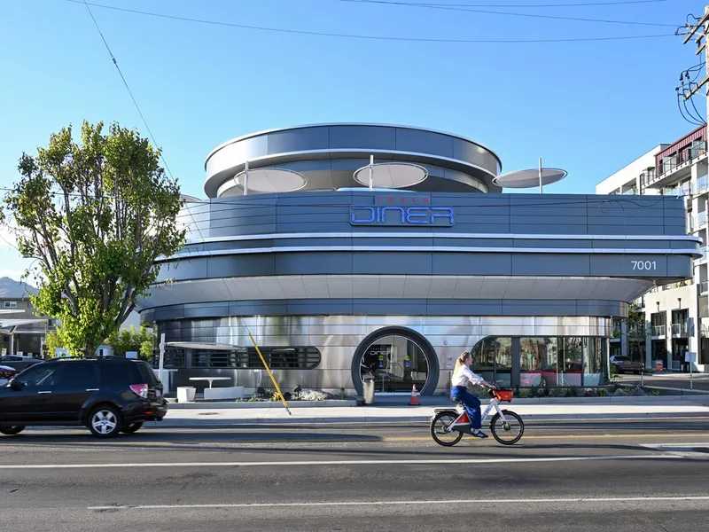 Elon Musk își deschide „cârciumă” retro-futuristă Tesla Drive în Los Angeles. Promisă din 2018 - Foto: Profimedia Images