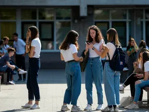 Rezultatele examenului de Bacalaureat 2025 se publică astăzi. Cum poți să verifici notele ușor? Foto: Imagine generată de AI prin Reve.Art