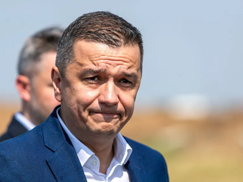 Ministrul Transporturilor, Sorin Grindeanu, verificând stadiul lucrărilor pe un şantier - Foto: INQUAM PHOTOS/Virgil Simionescu