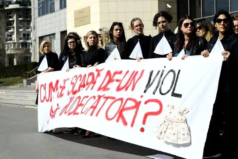 Protest al feministelor, în fața Tribunalului București, față de numărul mic de condamnări în cazurile de viol. Sursă foto: Feminism România