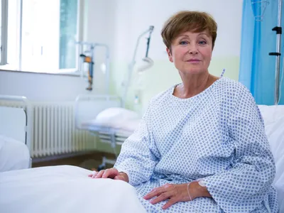 Pensionară la pensie în spital - Foto: Freepik