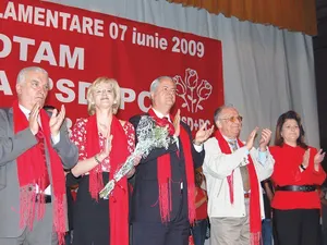 Rovana Plumb, în campanie electorală, în 2009, alături de Corina Crețu, Adrian Năstase și Ion Iliescu