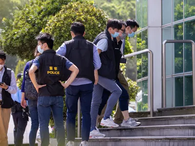 Conducerea ziarului Apple Daily din Hong Kong, arestată pentru uneltire cu forțe străine. / Foto: aljazeera.com