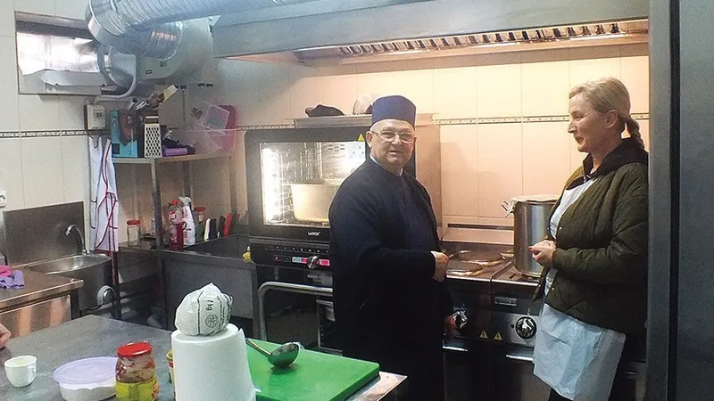 Cantina socială a Bisericii Costeasca deservește zilnic 30-40 de oameni aflați în dificultate