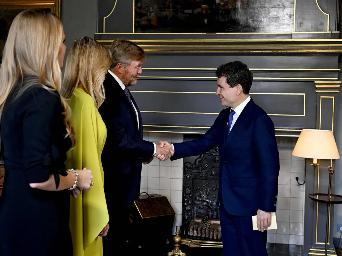 Nicușor Dan dă mâna cu prințesa Amalia, Regina Maxima și Regele Willem-Alexander înainte de cina cu șefii de stat și liderii guvernamentali la palatul Huis ten Bosch, în marja summitului NATO de la Haga - Foto: Profimedia Images