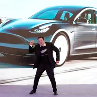 Patronul Tesla, miliardarul Elon Musk, a anunţat că modelele Tesla poat fi de acum cumpărate folosind și criptomeneda Bitcoin. / Foto: nytimes.com