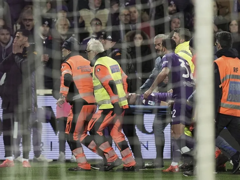 Un fotbalist s-a prăbuşit pe teren. Meciul Fiorentina - Inter s-a întrerupt în minutul 17 - Foto: Profimedia Images