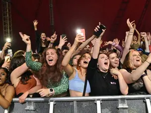 5.000 de persoane fără măști și fără distanțare la un concert-test în Liverpool/FOTO: francetvinfo.fr