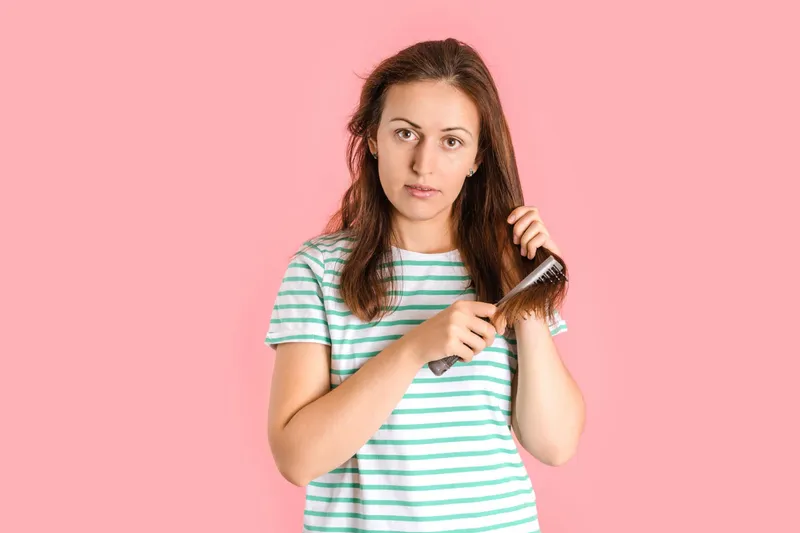 Femeie care se piaptănă - Foto: Freepik (Imagine cu rol ilustrativ)